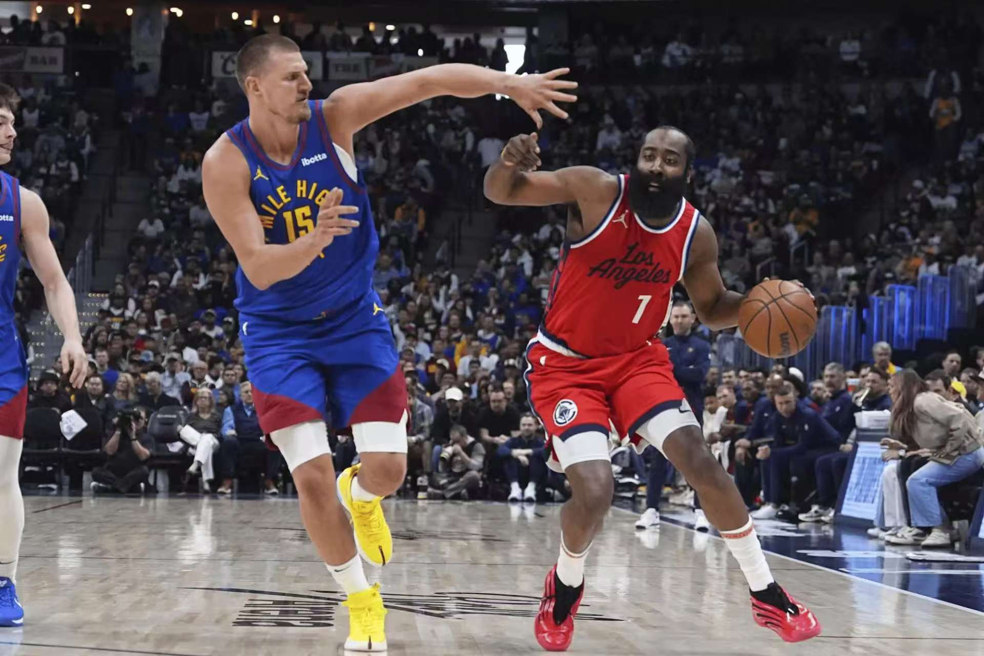 爱游戏官网-关于绿军球员全力以赴，为球队取得胜利贡献力量的信息