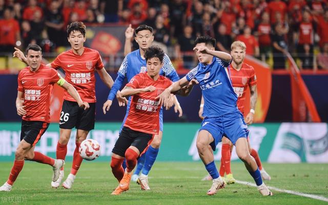 一支实力强劲的球队在联赛中崭露头角的简单介绍