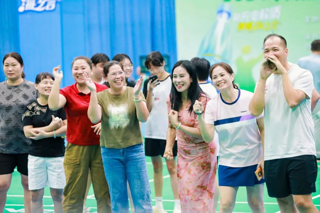 球场战绩灿烂，观众赞叹不已