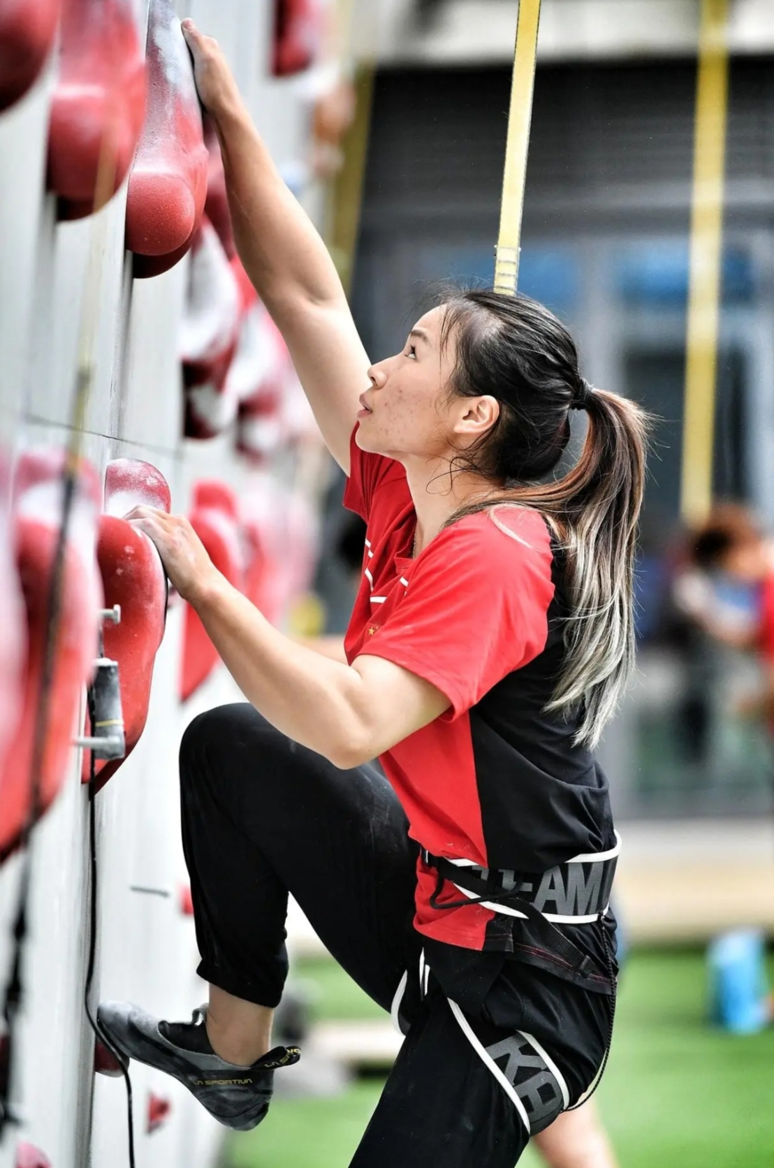 关于高水平比拼，选手实力超群力求突破的信息