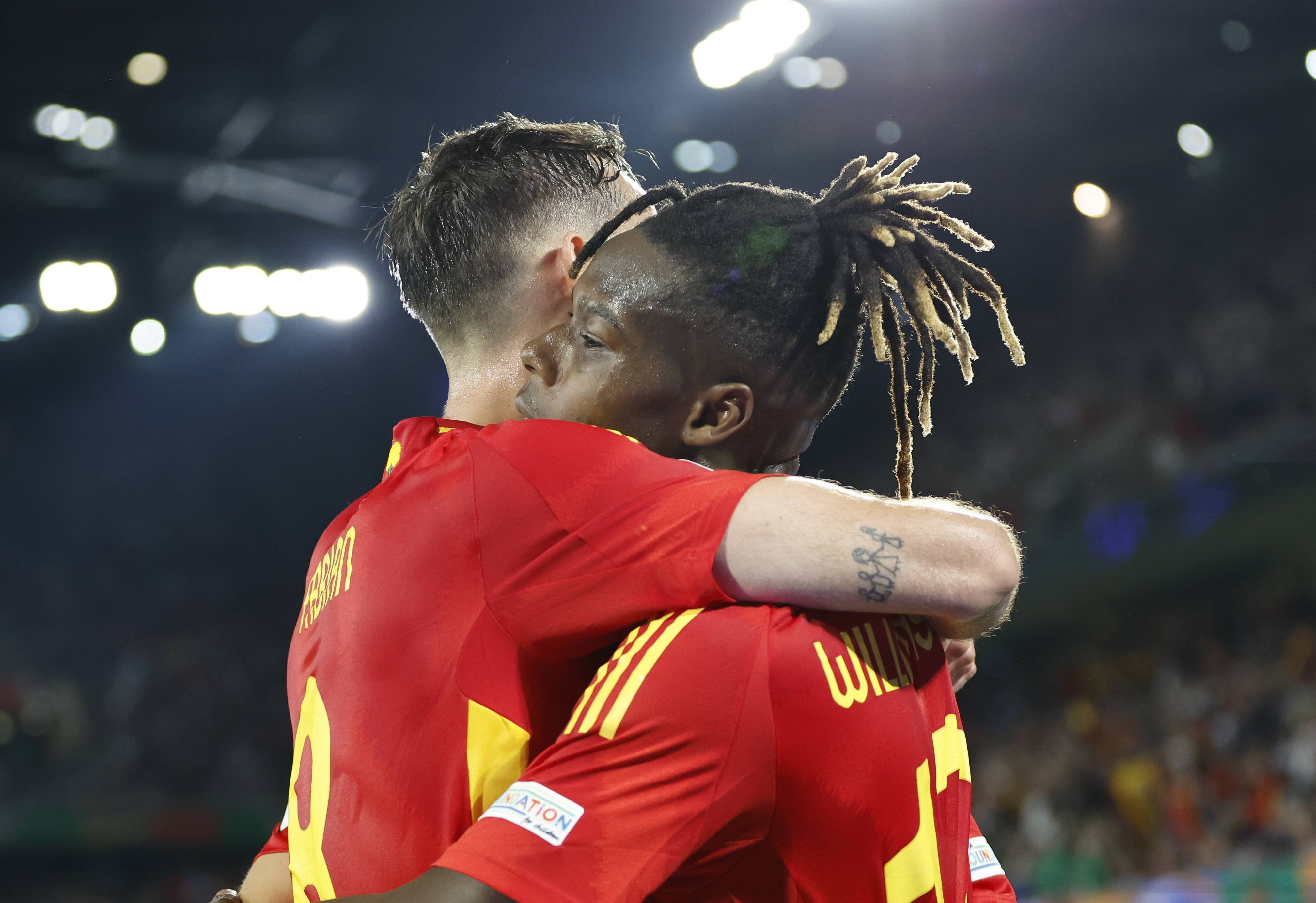 关于西班牙队以出色表现晋级下一轮比赛的信息