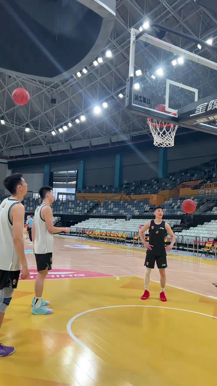 球队备战季后赛，准备迎战强大对手