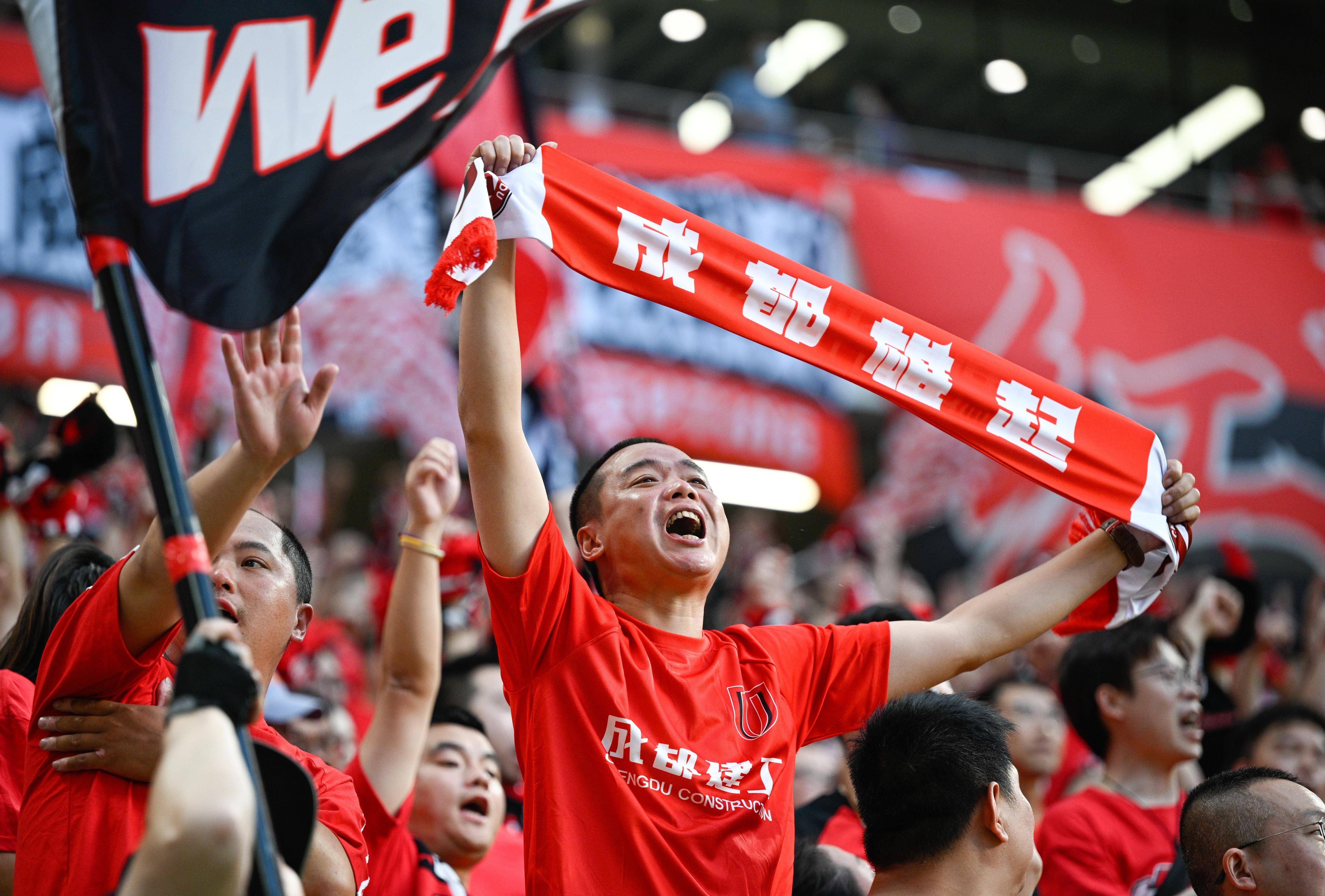 球迷狂热！赛场上的精彩瞬间引发球迷狂热