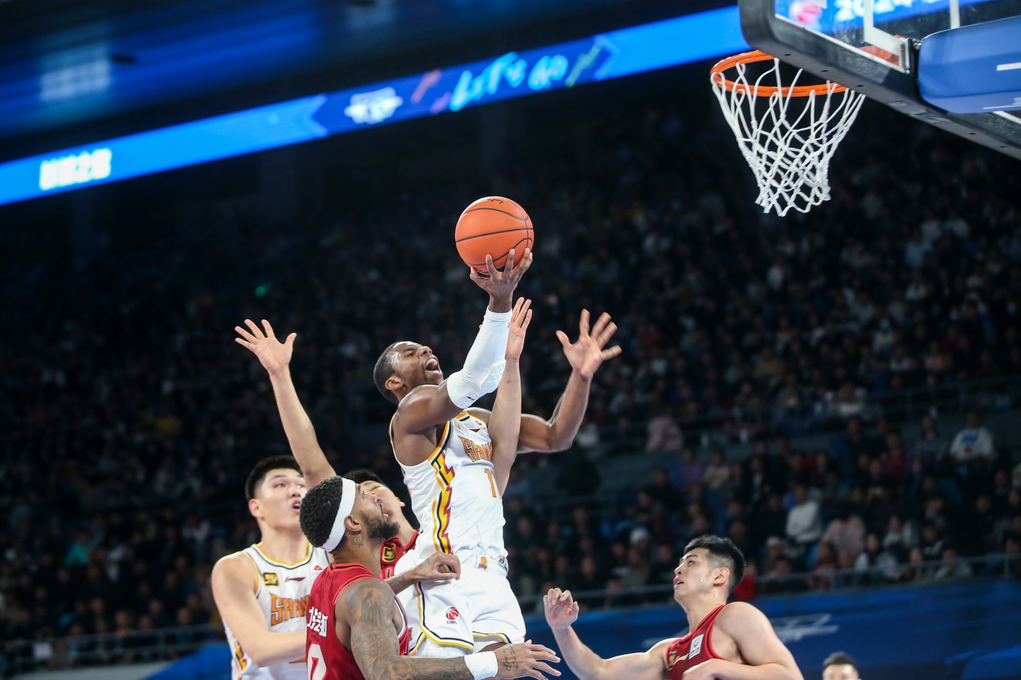 球员们在场上拼尽全力展现自我