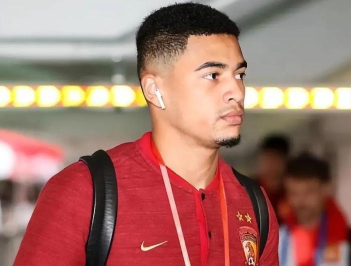 鲁能球员群星璀璨，合力击败对手稳拿三分