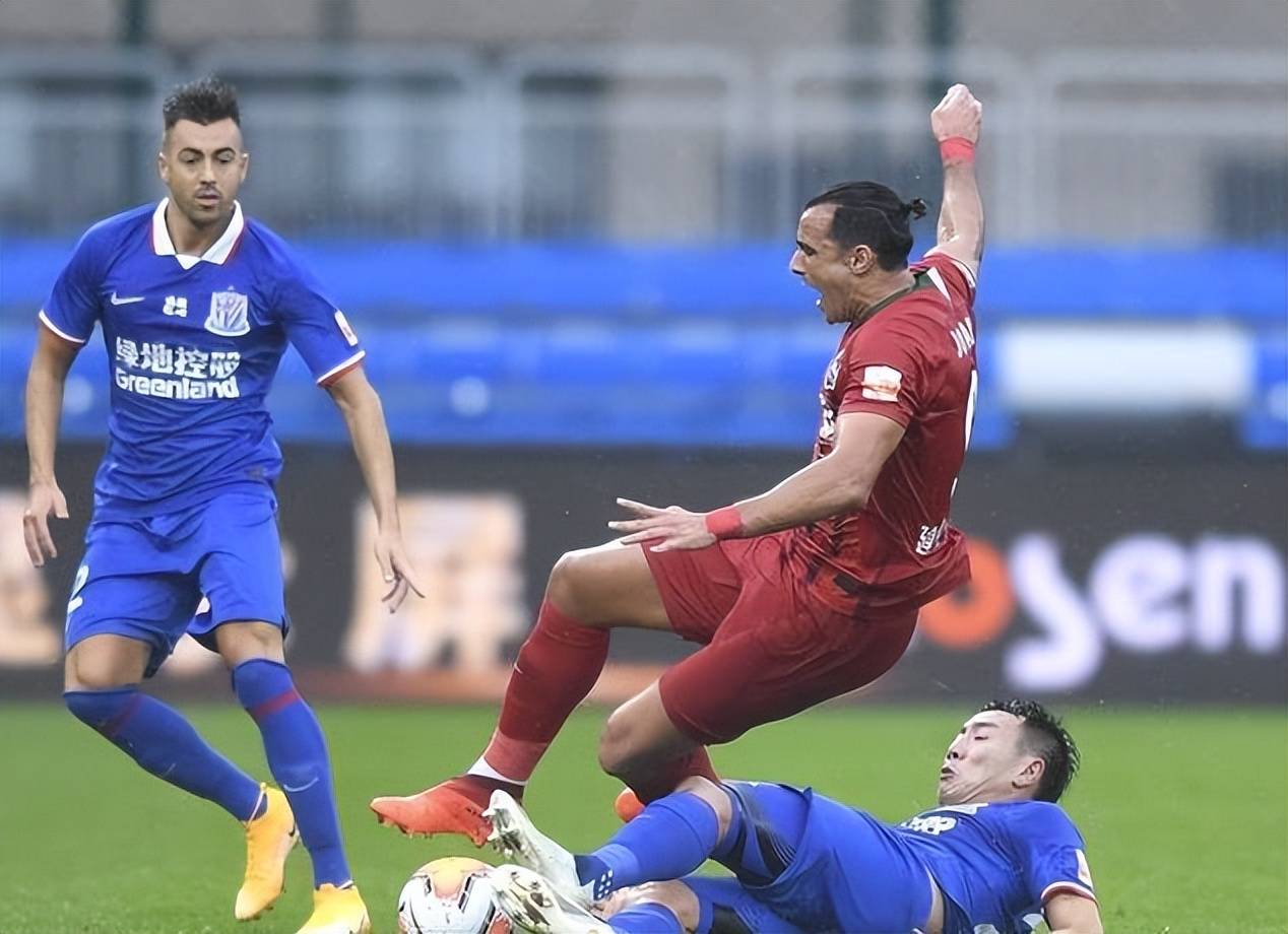 包含中超赛场最新战况曝光，球员表现引人关注的词条