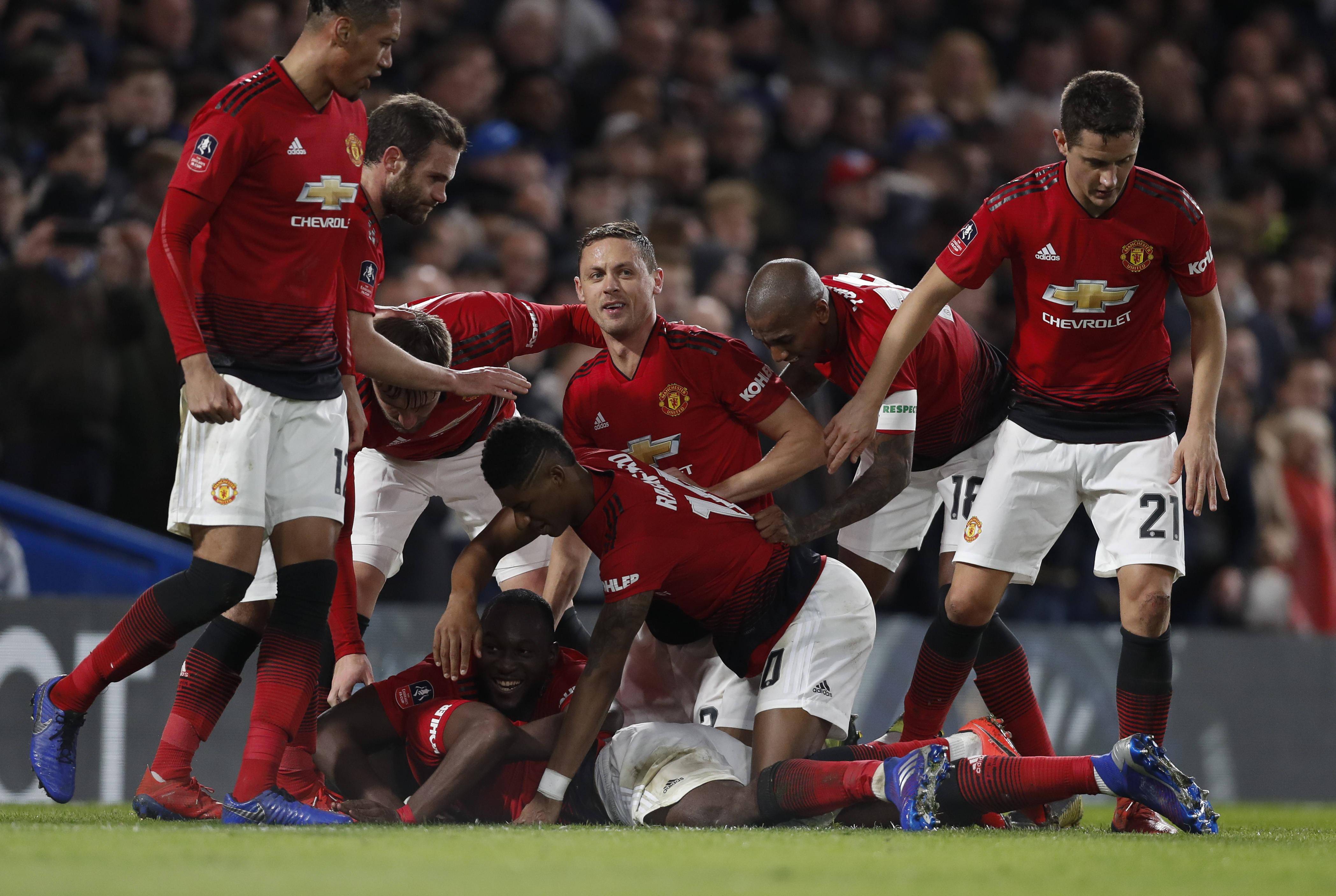 曼联客场告捷，领先积分继续领跑