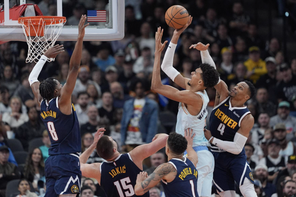 爱游戏-快船胜灰熊，小卡关键时刻发威的简单介绍