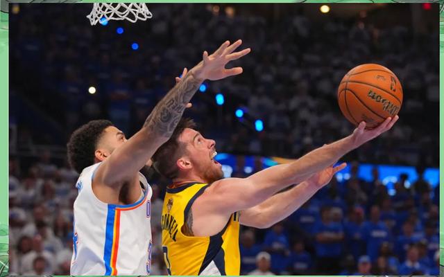 战术的较量:两位教练在场边互相博弈 战术的较量:两位教练在场边互相博弈