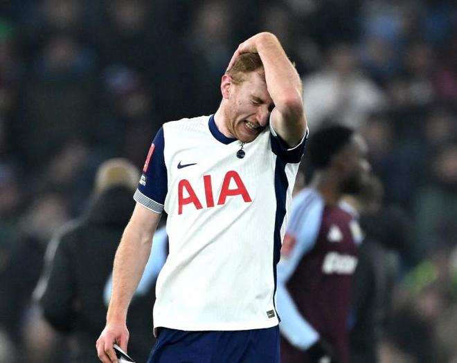 曼联后卫因伤缺席关键欧冠比赛，球队备战受影响