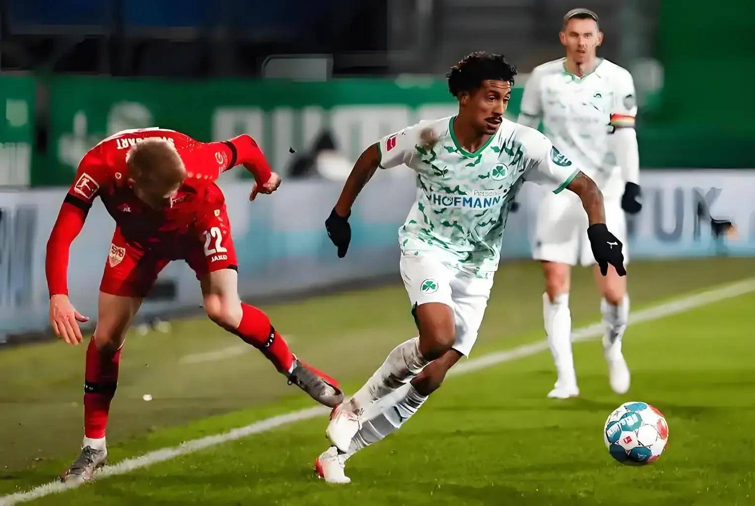 爱游戏官网-沙尔克客场大胜,赢得球队士气