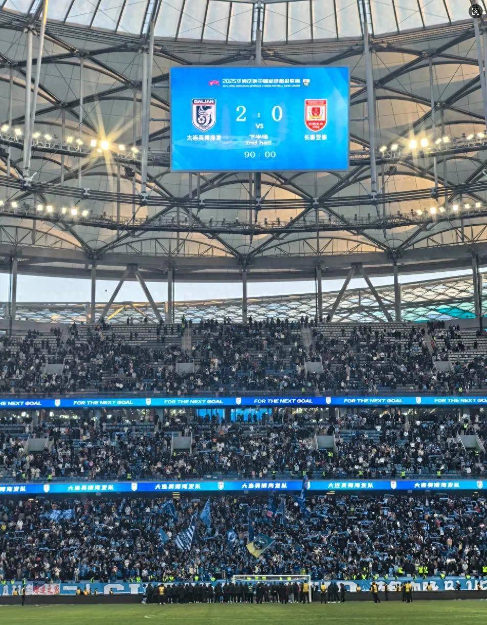 狂热球迷助威，中超赛场成为热点焦点