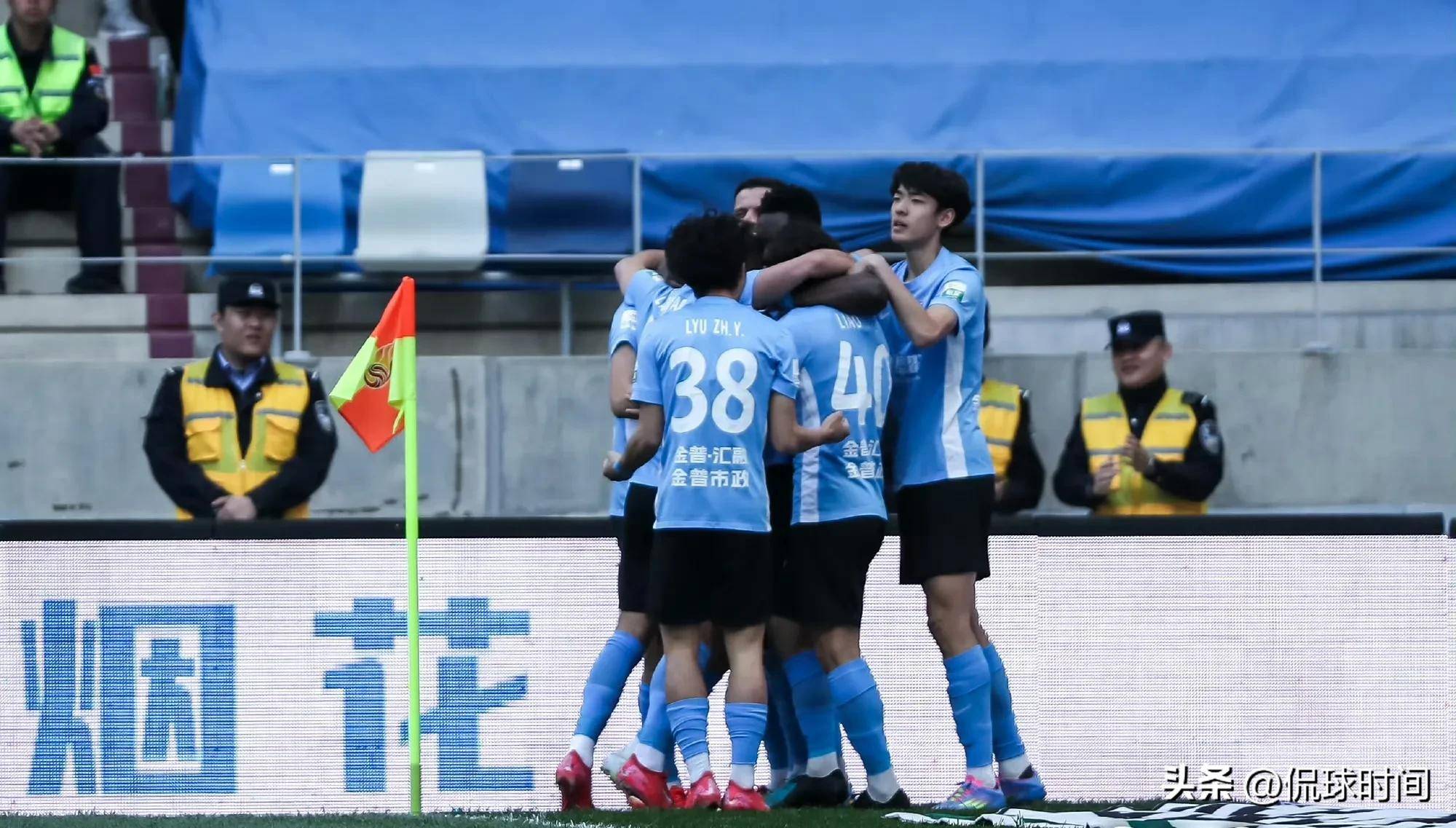 爱游戏在线-国安主场大胜大连一方,继续追赶领先球队