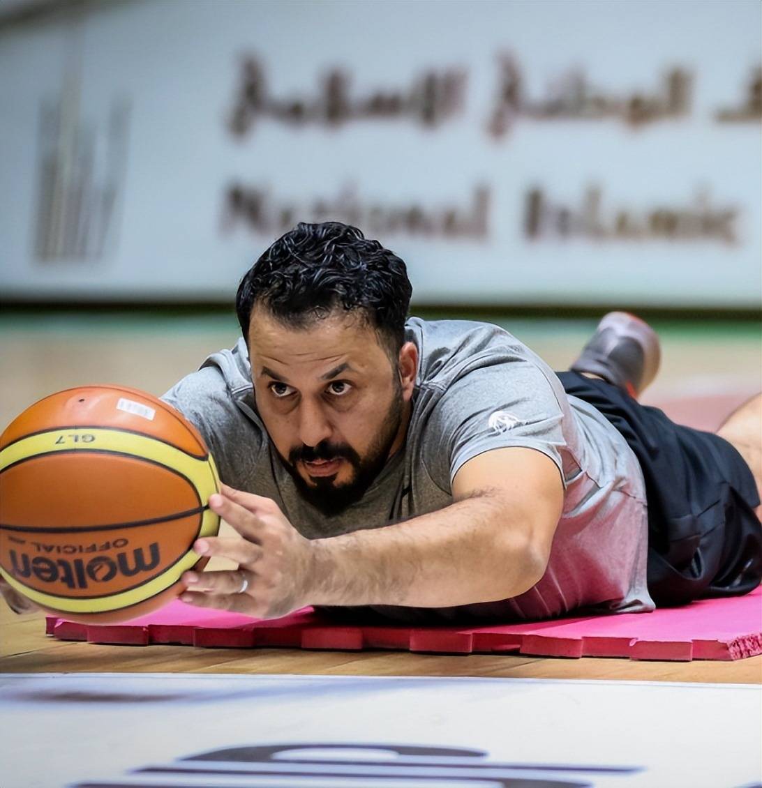 裁判判罚争议不断,现场气氛紧张混乱 裁判判罚争议不断,现场气氛紧张混乱