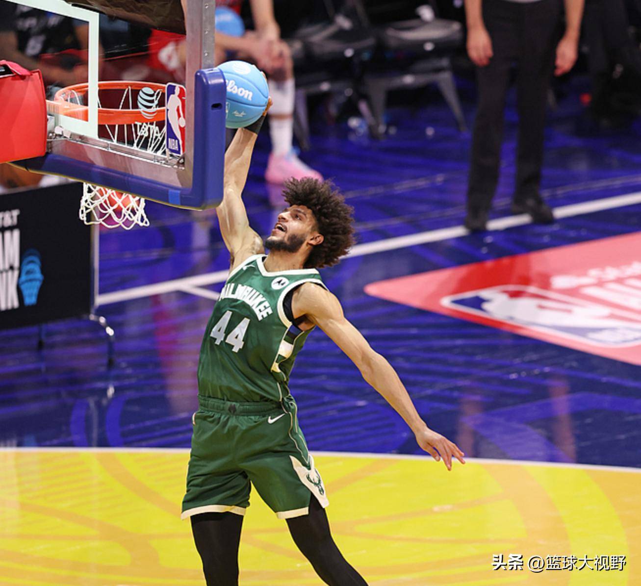 男篮职业联赛中球员的技惊四座扣篮表演