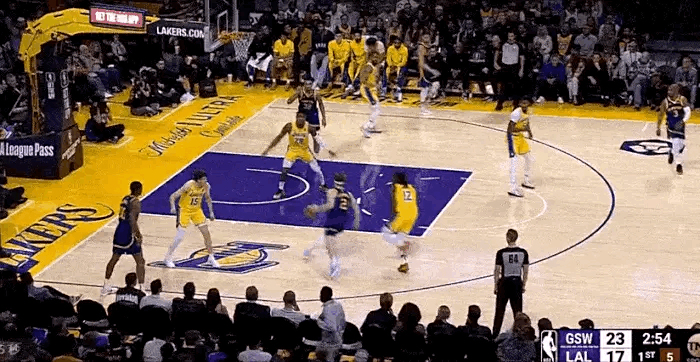 莫里斯空接暴扣助湖人取胜，摆脱连败阴霾