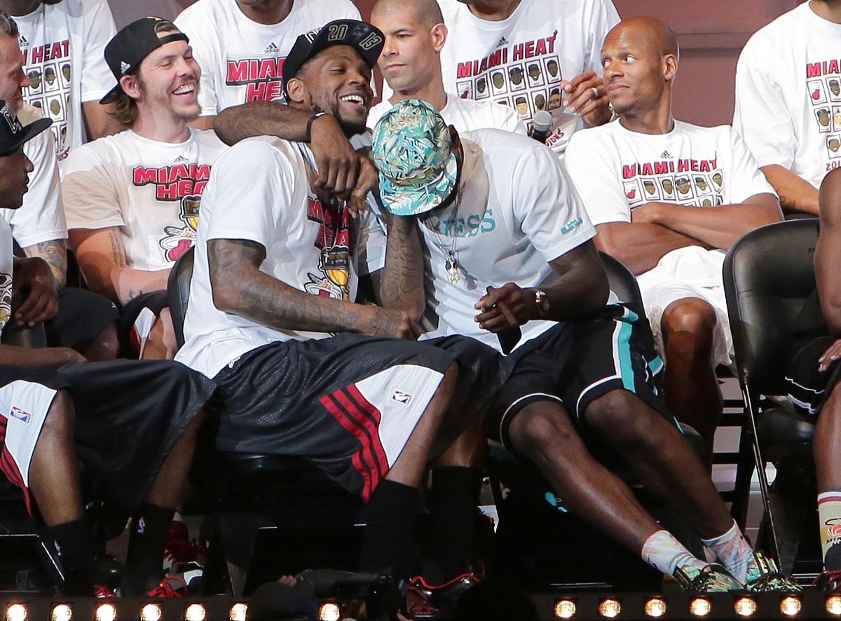 关于基地内揭幕,NBA新秀与全明星球员之间的友谊赛展开的信息 关于基地内揭幕,NBA新秀与全明星球员之间的友谊赛展开的信息